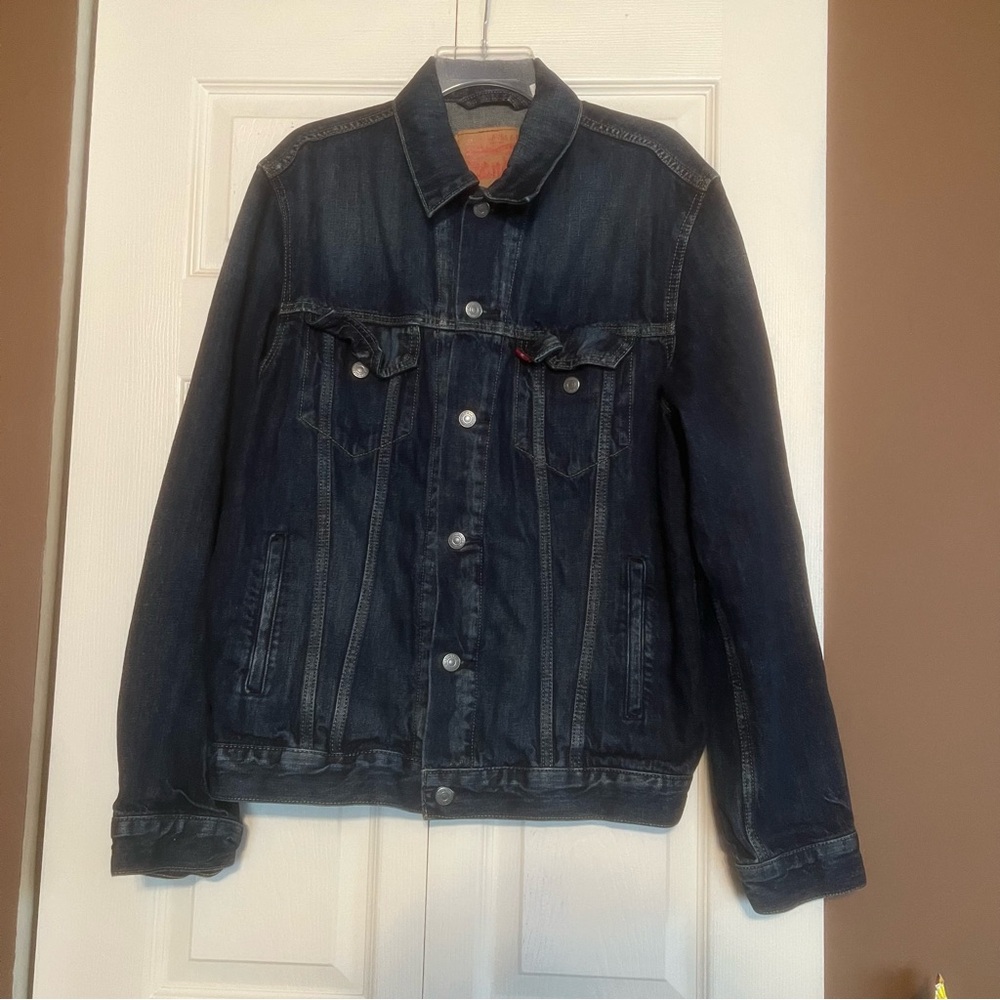 Levi’s dark wash denim trucker jacket jeans jacket Size large